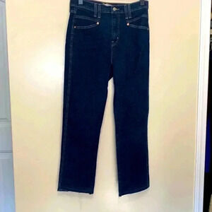 Levi‘s  Signature High Rise Straight Dark Wash Mid Weight Jeans w Stretch Size 8